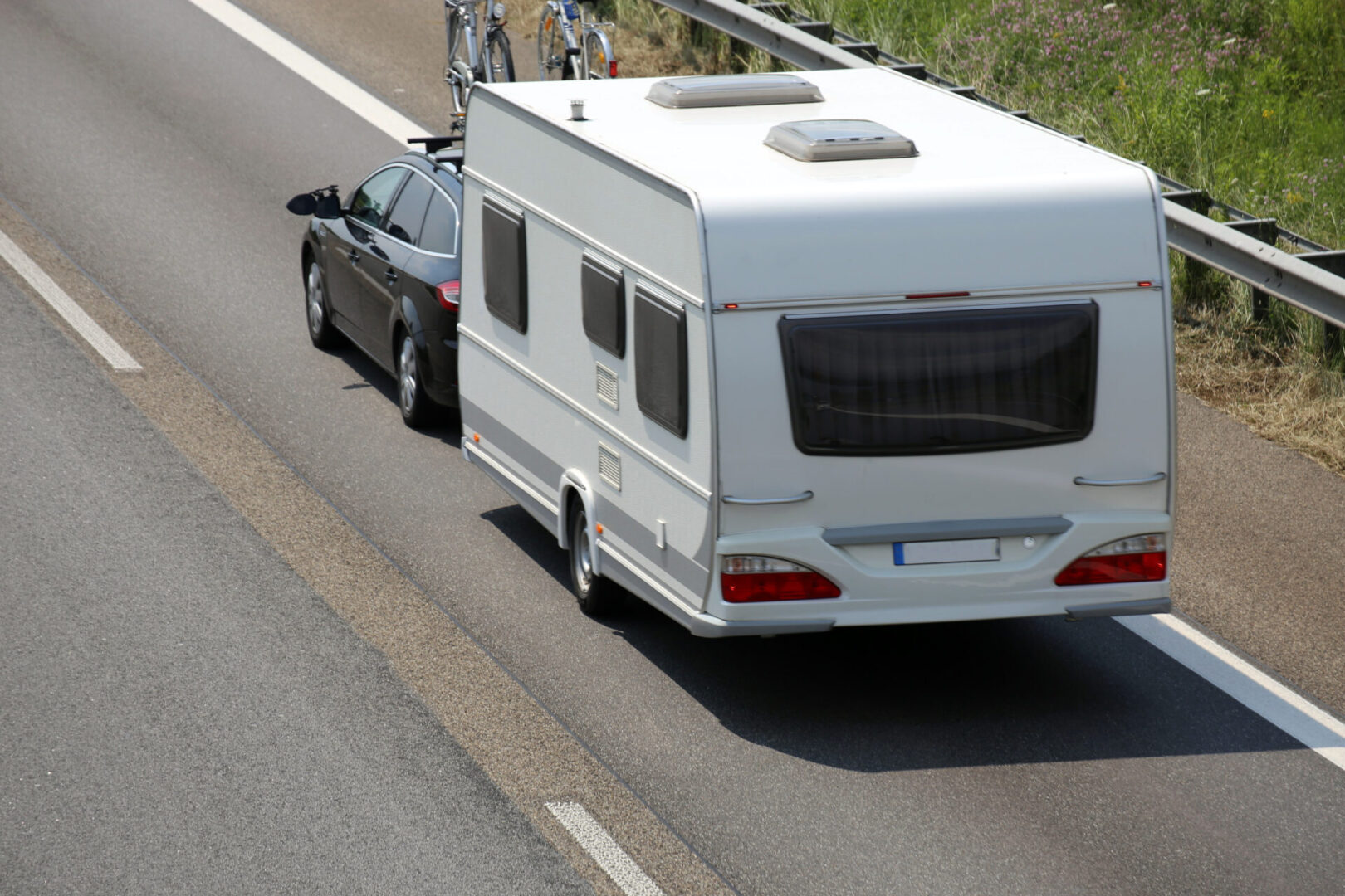 Wohnwagengespann auf der Autobahn